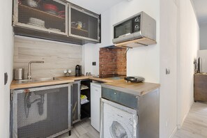 Fridge, microwave, stovetop