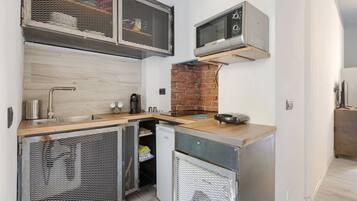 Fridge, microwave, stovetop