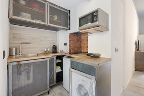 Køleskab, mikrobølgeovn, kogeplade