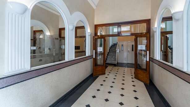A hallway with arched doorways, a tiled floor, and a staircase leading to an upper level. - GuestHost - Bright apartment that accommodates up to 4 people, equipped with all the comforts for a pleasant stay, with two bedrooms and a panoramic terrace that offers a beautiful view of the Maiella and Gran Sasso mountains. The accommodation is locate (Pescara)