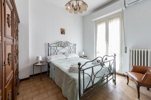 2 dormitorios, tabla de planchar con plancha, Internet y ropa de cama