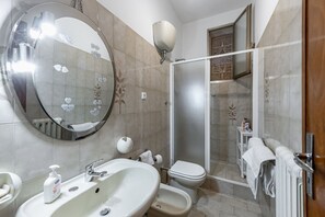 Regadera, secadora de cabello, bidet, toallas 