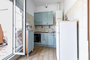 Microwave, stovetop, cookware/dishes/utensils