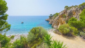 A coastal landscape with a clear view of the sea, rocky cliffs, and dense greenery. - Panorama by Interhome (Altea)