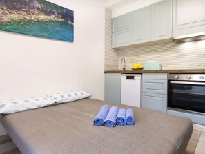 Kjøleskap, mikrobølgeovn, ovn og oppvaskmaskin