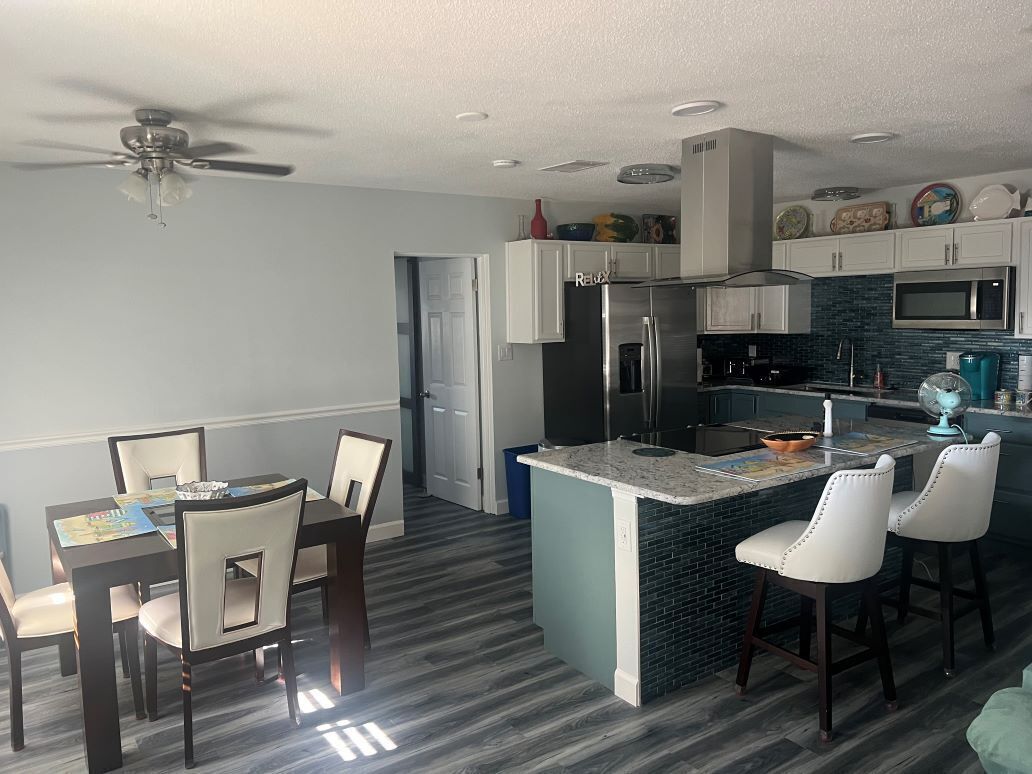 冷蔵庫、電子レンジ、オーブン、コンロ