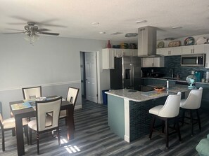 Fridge, microwave, oven, stovetop - Beautiful Blue Beach House Kids & Pets OK (Bradenton)