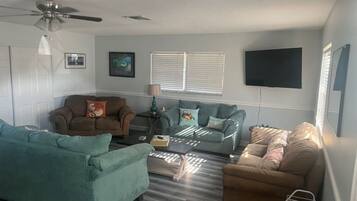 Una Smart TV, videojuegos, libros