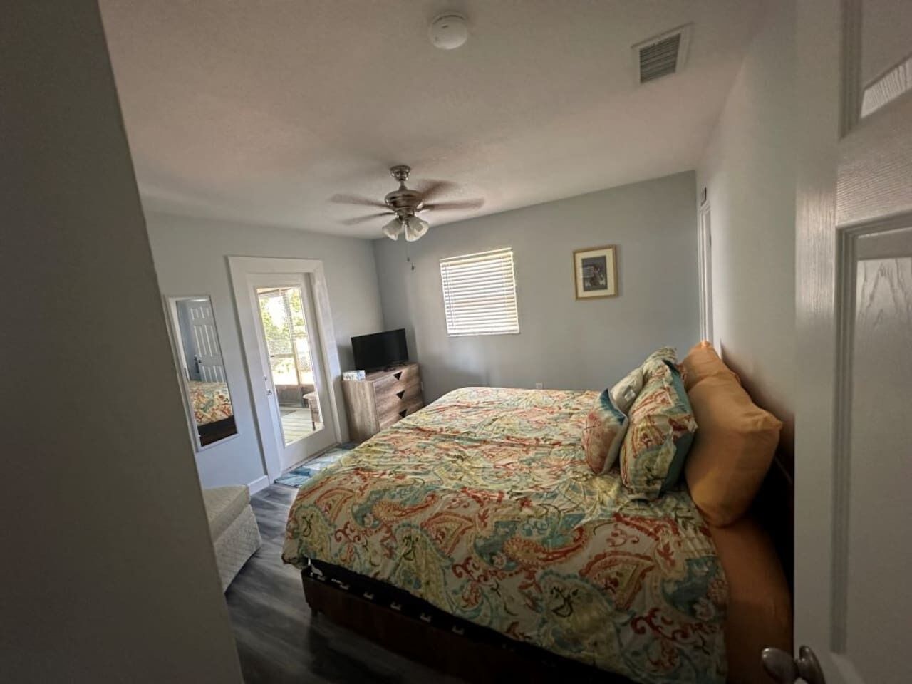 4 bedrooms, desk, iron/ironing board, free WiFi