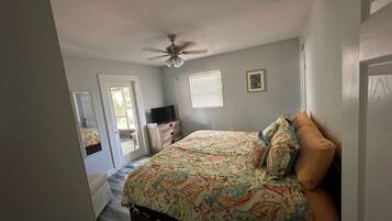 Escritorio, tabla de planchar con plancha, wifi gratis y ropa de cama