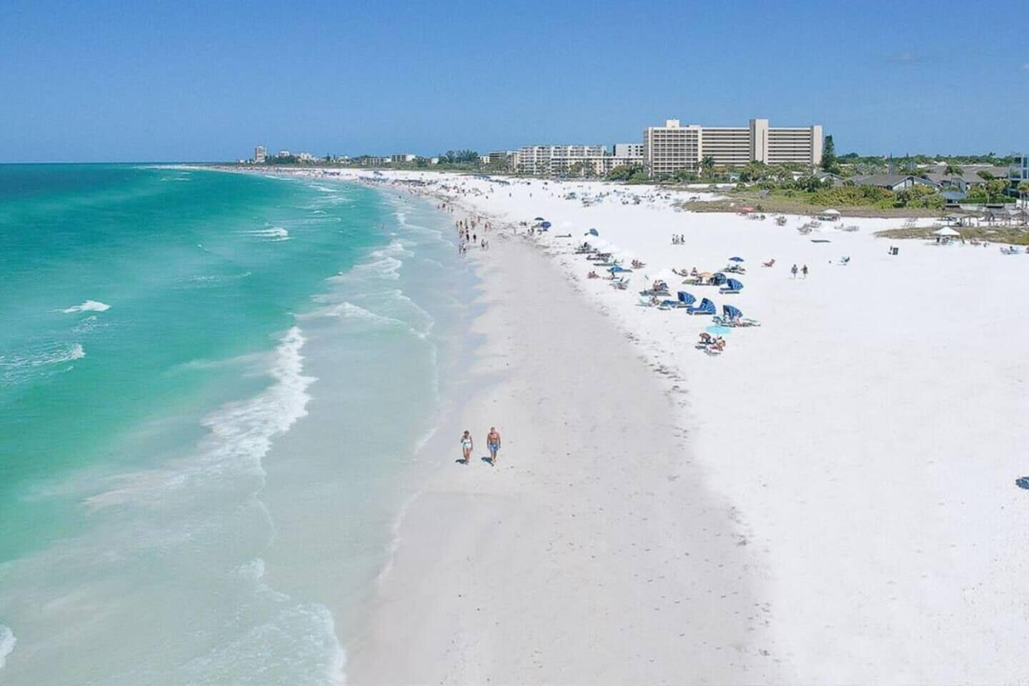 Playa en los alrededores, camastros y toallas de playa 