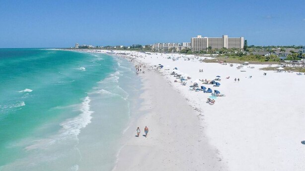 A beach with a hotel in the background. - Beach House Kids & Pets OK Oct, Nov, Dec DISCOUNTED! AMIsland White Sand Beaches (Bradenton)