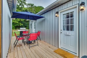 Outdoor dining - Norfork Studio Cabin: Fishing, Kayaking & More! (Norfork)