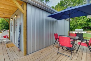 Outdoor dining - Norfork Studio Cabin: Fishing, Kayaking & More! (Norfork)