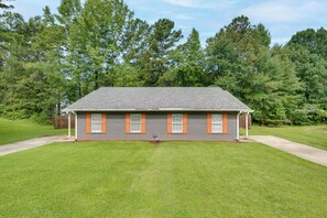 Exterior - Atlanta Getaway w/ Private Yard: Near Airport (Atlanta)