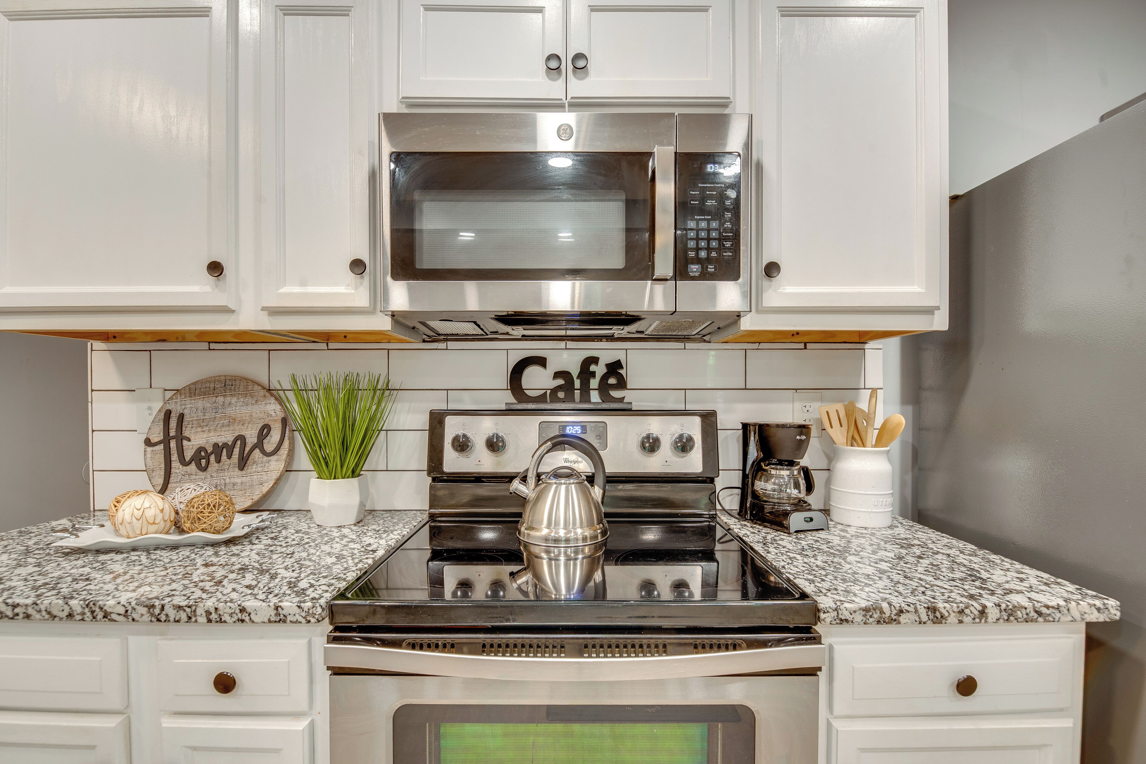 Coffee/tea maker, fridge, microwave, stovetop