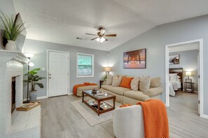TV, fireplace - Near Airport, Private Yard! Atlanta Rental (Atlanta)
