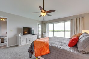 3 bedrooms, desk, travel cot, WiFi - Lakefront Ozark Getaway w/ Views + Community Perks (Village of Four Seasons)