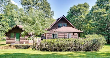Cabin w/ Deck ~ 3 Mi to Apple Valley Lake!