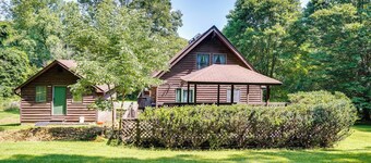 Cabin w/ Deck ~ 3 Mi to Apple Valley Lake!