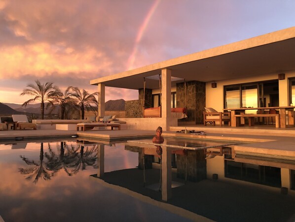 Utendørsbasseng og et oppvarmet basseng