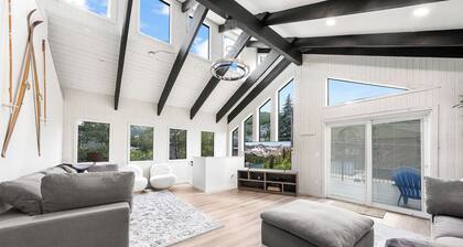 Amazing Location and Views! Walk to Main St, private hot tub