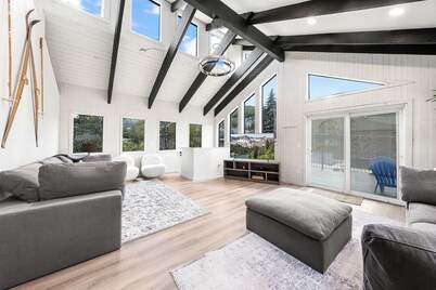 Amazing Location and Views! Walk to Main St, private hot tub