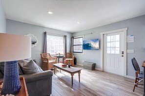 Smart TV - Top Level * Centrally Located * Steps to Ocean (San Diego)