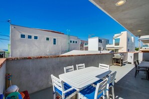 Outdoor dining - Top Level * Centrally Located * Steps to Ocean (San Diego)
