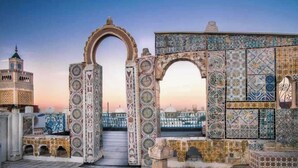 Un edificio storico con decorazioni in maiolica elaborate e archi.