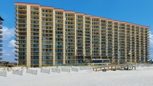 Un hotel moderno con múltiples balcones y vista al mar.