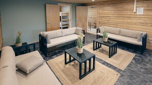 Un salon moderne avec deux canapés, une table basse et un tapis.