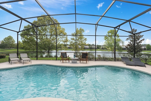 Luxury 6BR/4BA Villa with Beautiful Lake Views near Disney & Universal Parks