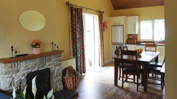 Cottage, Multiple Beds | Dining