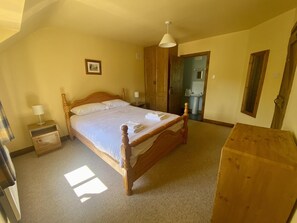 Cottage, Multiple Beds | 3 bedrooms, iron/ironing board, free WiFi, bed sheets