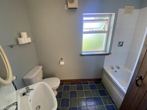 Cottage, Multiple Beds | Bathroom | Shower, towels