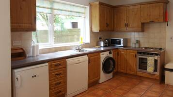 Cottage, Multiple Beds | Private kitchen | Fridge, microwave, oven, stovetop