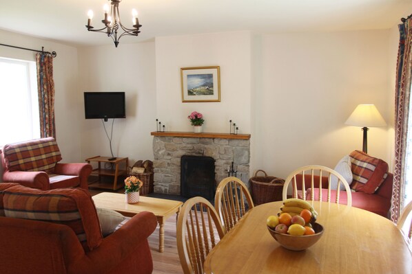 Cottage, Multiple Beds | Dining