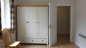 3 bedrooms, iron/ironing board, WiFi (free) - Leitrim Quay - Riverside Cottage 2 (Carrick-on-Shannon)