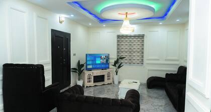 Charming 3-bed Apartment in Transe Ekulu Phase 6