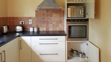 Cottage, Multiple Beds | Private kitchen | Fridge, oven, dishwasher, electric kettle