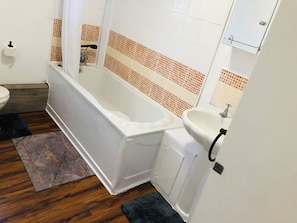 Apartment, Multiple Beds | Bathroom | Combined shower/bathtub, deep-soaking bathtub, hair dryer, towels - Lovely 3-bed Charming Apartment in Portsmouth (Portsmouth)