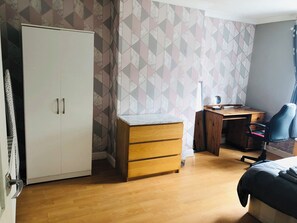 3 chambres, bureau, fer et planche à repasser, Wi-Fi gratuit