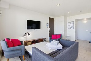 2 bedrooms, Internet, bed sheets - Stylish Ocean Front Condo with Great Views (San Diego)