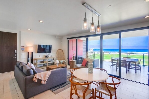 TV - 2 bed & 2.5 bath in Ocean Beach (San Diego)