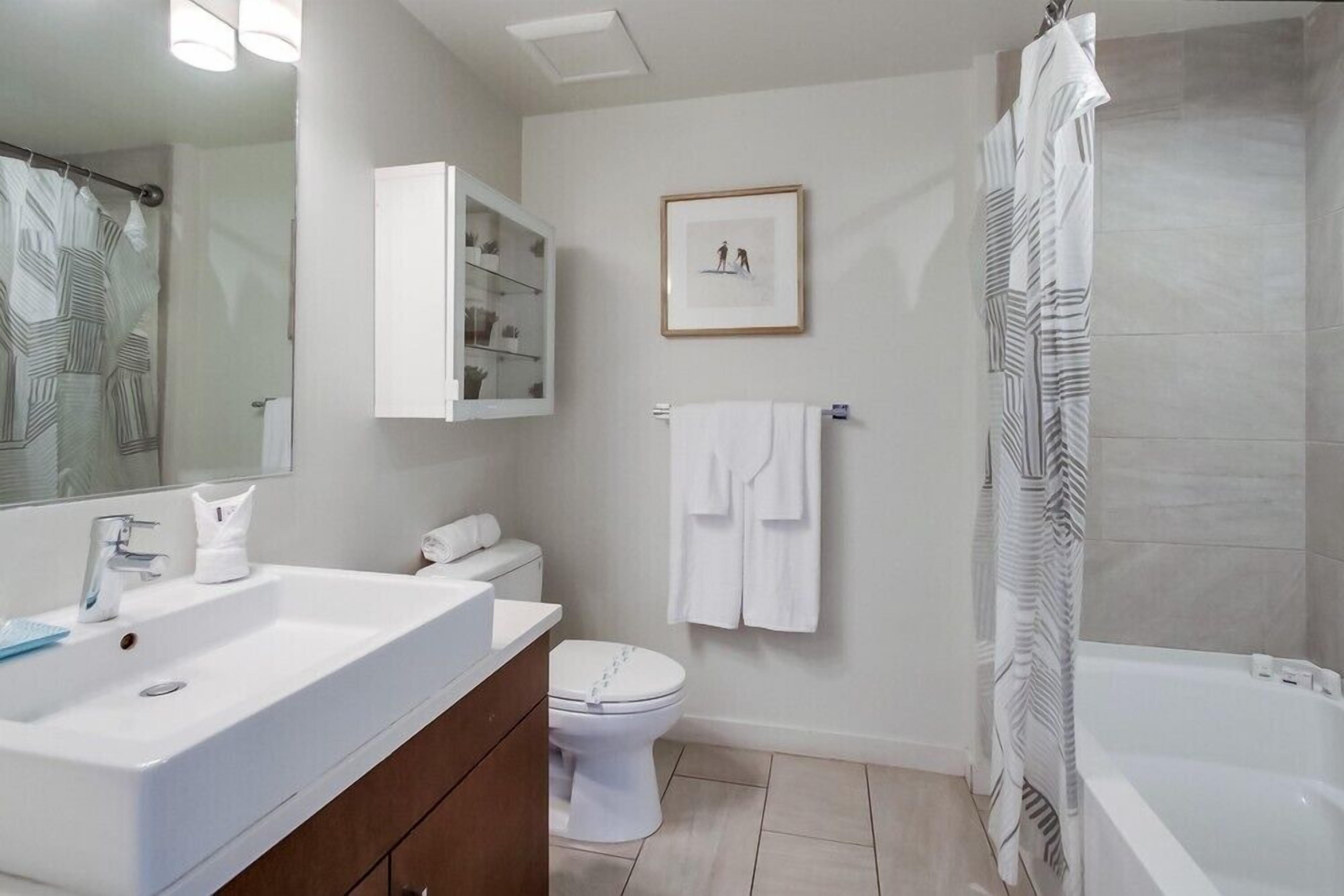 Bathtub, towels