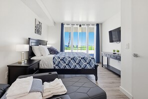 3 bedrooms, Internet - Modern Ocean Front Condo with Panoramic View (San Diego)