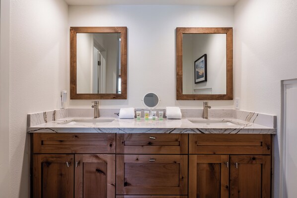A bathroom with two sinks, wooden cabinets, and a mirror above each sink. - Updated 2 Bedroom Plus Loft 3 Bathroom Snowcreek Phase V #860 Sleeps 6 (Mammoth Lakes)