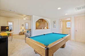 Game room - Ocean Escape: Oceanside, pool, hot tub, pool table, easy beach access (Kill Devil Hills)