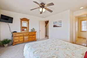 KDH376: Ocean Escape | ML Bedroom 1 - Queen, Shared Bath, Deck Access - Ocean Escape: Oceanside, pool, hot tub, pool table, easy beach access (Kill Devil Hills)